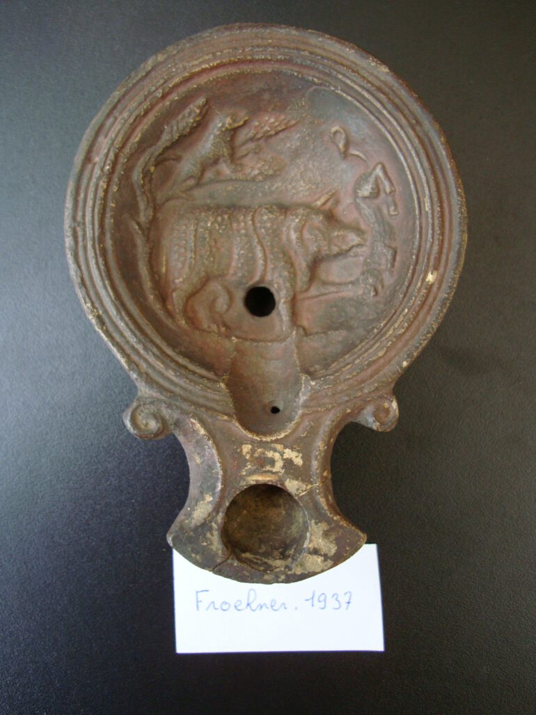 Roman oil lamp in Paris