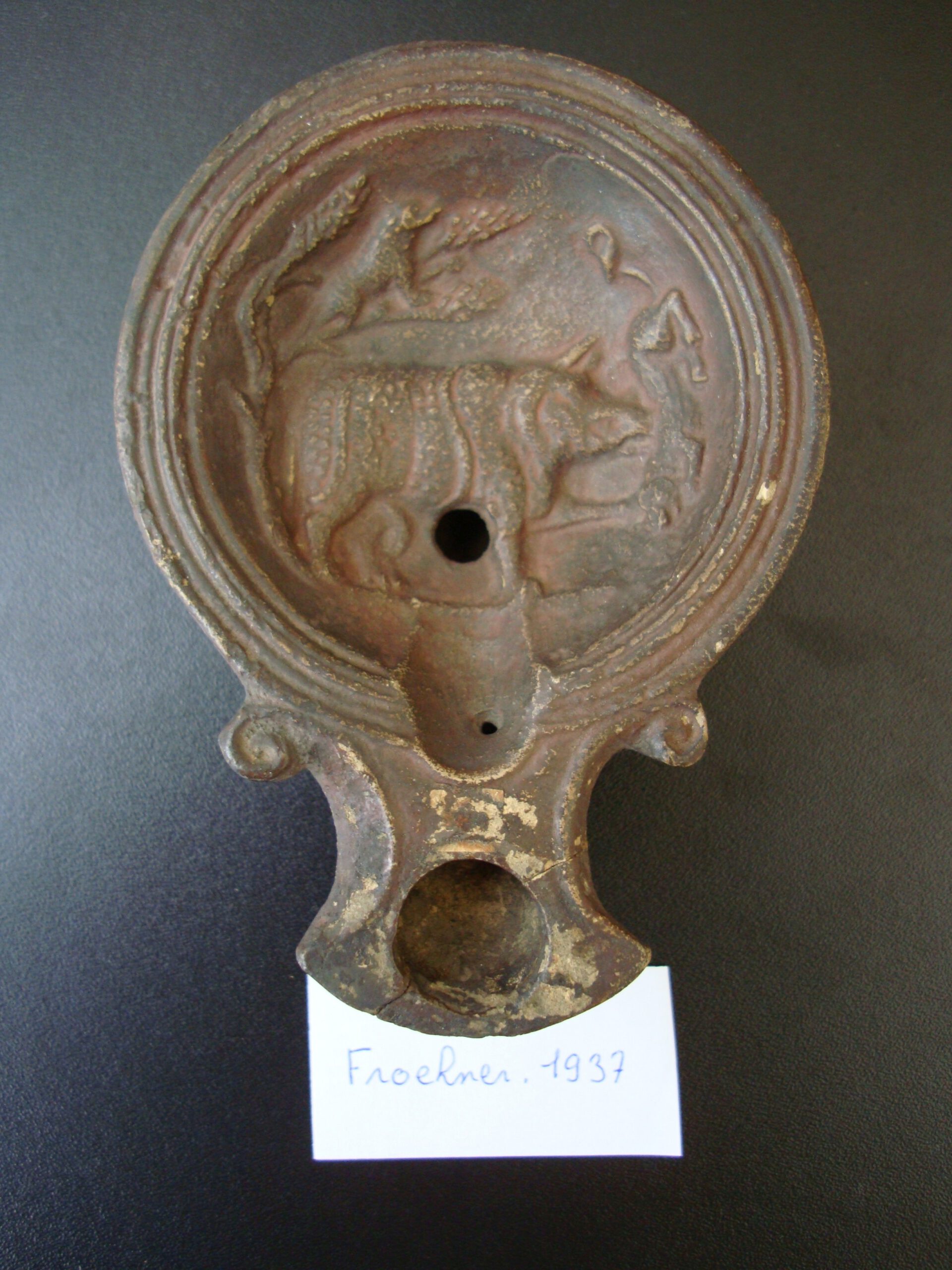 Roman oil lamp in Paris