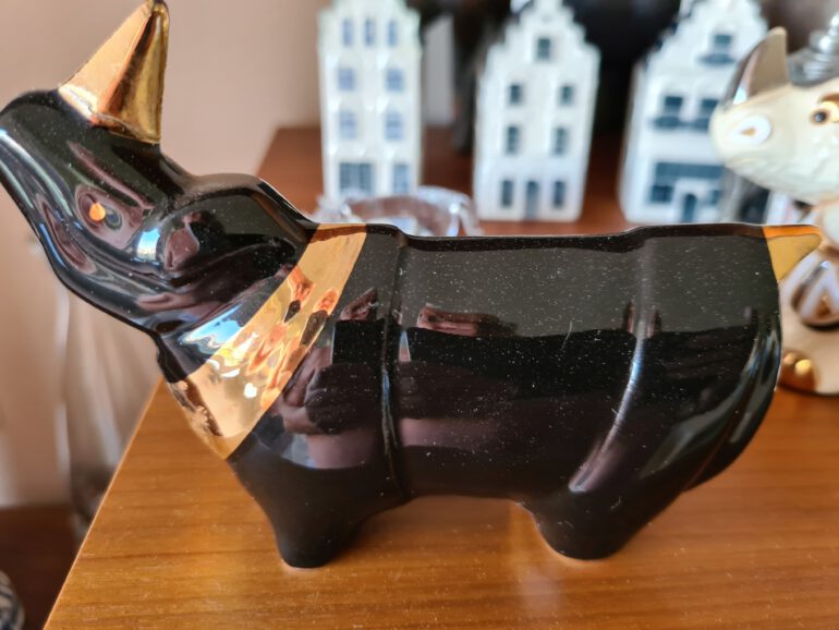 Black and gold souvenir